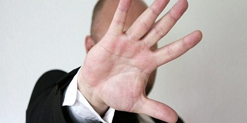 Mann gegen Penisvergrößerungszubehör